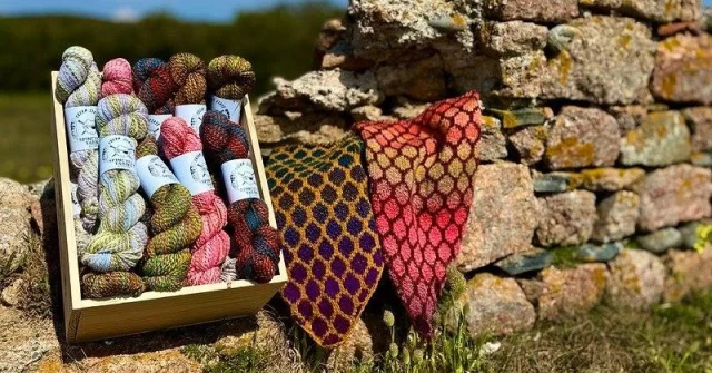 ☀️ Small project. Big summer vibes.

The Honeycomb Cowl by @misschief_creations  combines clever texture and beautiful colour placement to create a project that's both relaxing and rewarding to knit. Featuring @spincycle_yarns  Dream State, @thefarmersdaughterfibers Pishkun or @HarrisvilleDesigns Nightshade,  it showcases colour beautifully while remaining wonderfully portable.

Ideal for warm-weather knitting on: 🌊 Coastal holidays 🚐 Staycations 🌿 Lazy afternoons in the garden ✈️ Travel days

Pop it in your project bag and take a little creativity wherever summer leads. (you can get it at: https://figtreeyarns.co.uk/product/honeycomb-cowl-bundles/

#HoneycombCowl #DreamState #HolidayKnitting #SummerKnitting #FigTreeYarns #TravelProject